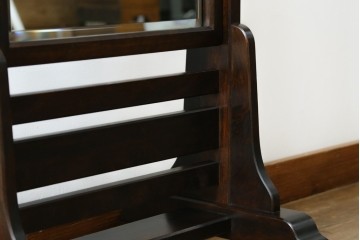 和製ヴィンテージ　北海道民芸家具　シックな色合いが上品な印象のキャスター付きスタンドミラー　(R-080706)