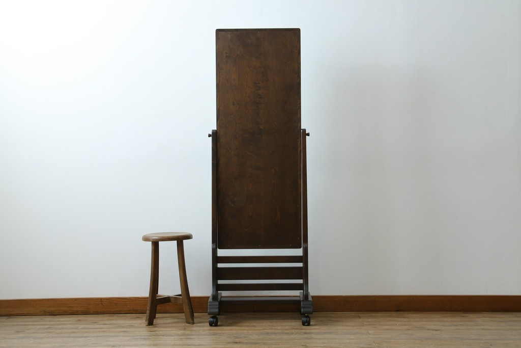 和製ヴィンテージ　北海道民芸家具　シックな色合いが上品な印象のキャスター付きスタンドミラー　(R-080706)