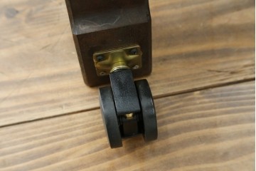 和製ヴィンテージ　北海道民芸家具　シックな色合いが上品な印象のキャスター付きスタンドミラー　(R-080706)