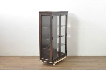 中古　美品　北海道民芸家具　和洋どちらのお部屋にも馴染む三面ガラスキャビネット(本箱、書棚、収納棚、戸棚、キャビネット、飾り棚、ブックケース、店舗什器)(R-080718)