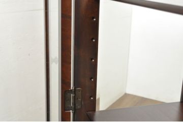 中古　美品　北海道民芸家具　和洋どちらのお部屋にも馴染む三面ガラスキャビネット(本箱、書棚、収納棚、戸棚、キャビネット、飾り棚、ブックケース、店舗什器)(R-080718)