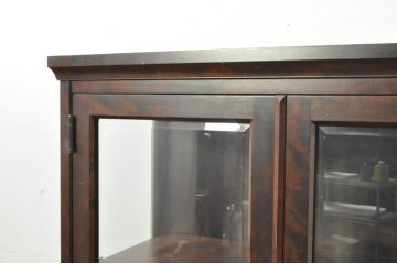 中古　美品　北海道民芸家具　和洋どちらのお部屋にも馴染む三面ガラスキャビネット(本箱、書棚、収納棚、戸棚、キャビネット、飾り棚、ブックケース、店舗什器)(R-080718)