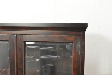 中古　美品　北海道民芸家具　和洋どちらのお部屋にも馴染む三面ガラスキャビネット(本箱、書棚、収納棚、戸棚、キャビネット、飾り棚、ブックケース、店舗什器)(R-080718)