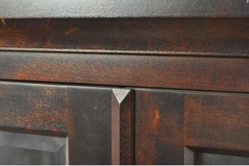 中古　美品　北海道民芸家具　和洋どちらのお部屋にも馴染む三面ガラスキャビネット(本箱、書棚、収納棚、戸棚、キャビネット、飾り棚、ブックケース、店舗什器)(R-080718)
