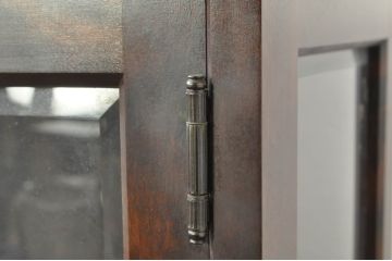 中古　美品　北海道民芸家具　和洋どちらのお部屋にも馴染む三面ガラスキャビネット(本箱、書棚、収納棚、戸棚、キャビネット、飾り棚、ブックケース、店舗什器)(R-080718)