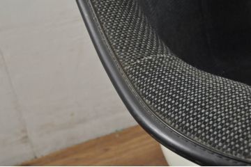 アメリカビンテージ　Modern Furniture Sales(モダンファニチャーセールス社) 現Hermanmiller(ハーマンミラー社)　Charles & Ray Eames(チャールズ&レイ・イームズ)　ローワイヤーベース　ファイバーグラス　洗練されたデザインがおしゃれなLARアームシェルチェア(ラウンジチェア、椅子、イス、ヴィンテージ)(R-080719)