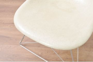 アメリカビンテージ　Hermanmiller(ハーマンミラー社)　Charles & Ray Eames(チャールズ&レイ・イームズ)　シンプルで洗練されたフォルムがおしゃれなファイバーグラスサイドシェルチェア(ダイニングチェア、椅子、イス、ヴィンテージ)(R-080720)