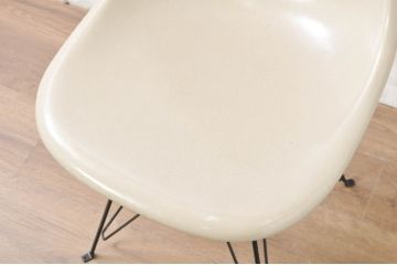 アメリカビンテージ　Hermanmiller(ハーマンミラー社)　Charles & Ray Eames(チャールズ&レイ・イームズ)　シンプルで洗練されたフォルムがおしゃれなファイバーグラスサイドシェルチェア(ダイニングチェア、椅子、イス、ヴィンテージ)(R-080721)