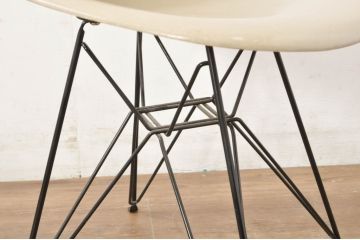 アメリカビンテージ　Hermanmiller(ハーマンミラー社)　Charles & Ray Eames(チャールズ&レイ・イームズ)　シンプルで洗練されたフォルムがおしゃれなファイバーグラスサイドシェルチェア(ダイニングチェア、椅子、イス、ヴィンテージ)(R-080721)