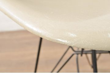 アメリカビンテージ　Hermanmiller(ハーマンミラー社)　Charles & Ray Eames(チャールズ&レイ・イームズ)　シンプルで洗練されたフォルムがおしゃれなファイバーグラスサイドシェルチェア(ダイニングチェア、椅子、イス、ヴィンテージ)(R-080721)