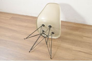 アメリカビンテージ　Hermanmiller(ハーマンミラー社)　Charles & Ray Eames(チャールズ&レイ・イームズ)　シンプルで洗練されたフォルムがおしゃれなファイバーグラスサイドシェルチェア(ダイニングチェア、椅子、イス、ヴィンテージ)(R-080721)
