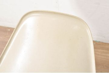 アメリカビンテージ　Hermanmiller(ハーマンミラー社)　Charles & Ray Eames(チャールズ&レイ・イームズ)　シンプルで洗練されたフォルムがおしゃれなファイバーグラスサイドシェルチェア(ダイニングチェア、椅子、イス、ヴィンテージ)(R-080721)
