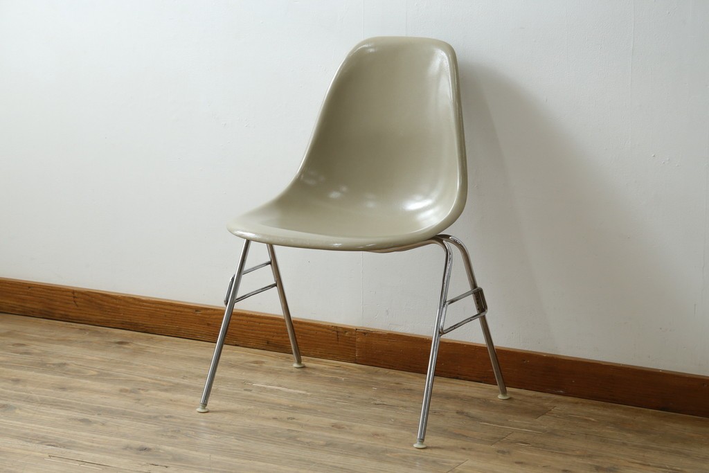 アメリカヴィンテージ　1959年から1989年　Hermanmiller(ハーマンミラー社)　Charles & Ray Eames(チャールズ&レイ・イームズ)　シンプルで洗練されたフォルムがおしゃれなファイバーグラスサイドシェルチェア　(R-080721)