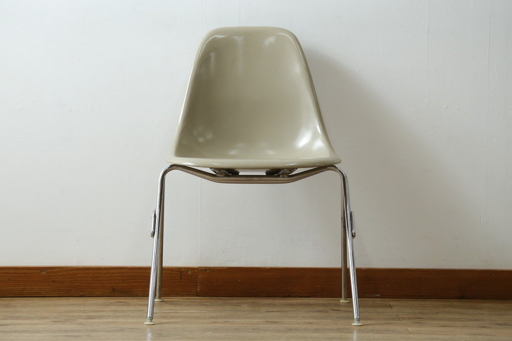 アメリカヴィンテージ　1959年から1989年　Hermanmiller(ハーマンミラー社)　Charles & Ray Eames(チャールズ&レイ・イームズ)　シンプルで洗練されたフォルムがおしゃれなファイバーグラスサイドシェルチェア　(R-080721)