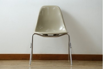 アメリカヴィンテージ　1959年から1989年　Hermanmiller(ハーマンミラー社)　Charles & Ray Eames(チャールズ&レイ・イームズ)　シンプルで洗練されたフォルムがおしゃれなファイバーグラスサイドシェルチェア　(R-080721)