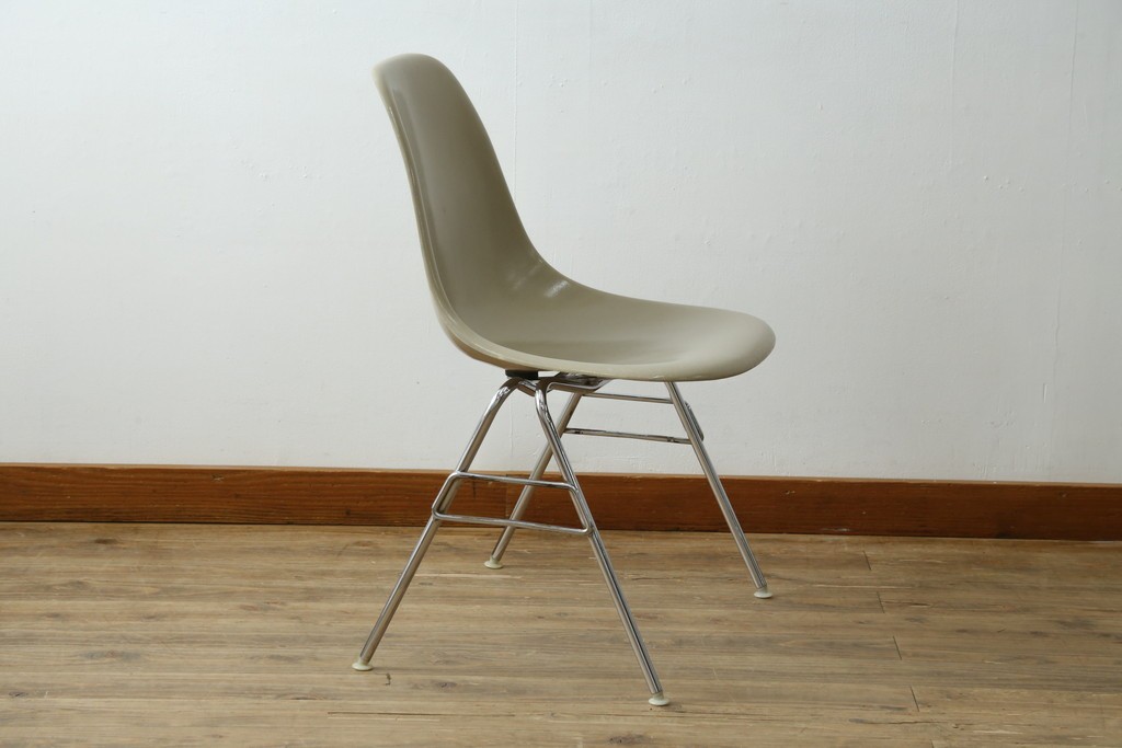 アメリカヴィンテージ　1959年から1989年　Hermanmiller(ハーマンミラー社)　Charles & Ray Eames(チャールズ&レイ・イームズ)　シンプルで洗練されたフォルムがおしゃれなファイバーグラスサイドシェルチェア　(R-080721)