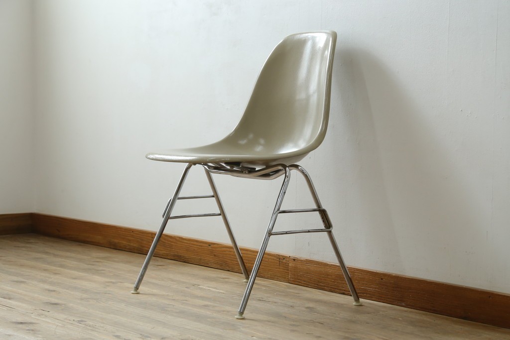 アメリカヴィンテージ　1959年から1989年　Hermanmiller(ハーマンミラー社)　Charles & Ray Eames(チャールズ&レイ・イームズ)　シンプルで洗練されたフォルムがおしゃれなファイバーグラスサイドシェルチェア　(R-080721)