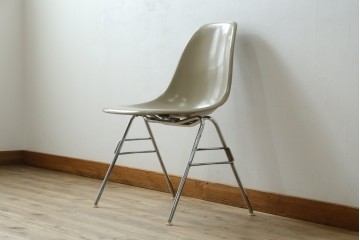 アメリカヴィンテージ　1959年から1989年　Hermanmiller(ハーマンミラー社)　Charles & Ray Eames(チャールズ&レイ・イームズ)　シンプルで洗練されたフォルムがおしゃれなファイバーグラスサイドシェルチェア　(R-080721)