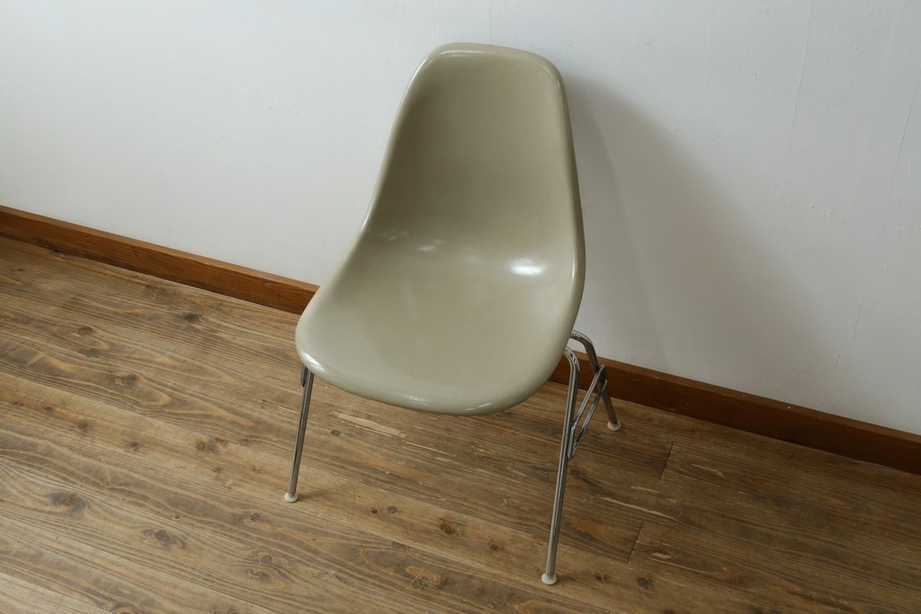 アメリカヴィンテージ　1959年から1989年　Hermanmiller(ハーマンミラー社)　Charles & Ray Eames(チャールズ&レイ・イームズ)　シンプルで洗練されたフォルムがおしゃれなファイバーグラスサイドシェルチェア　(R-080721)