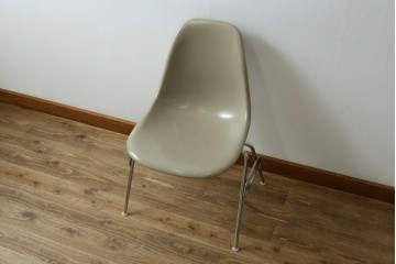 アメリカヴィンテージ　1959年から1989年　Hermanmiller(ハーマンミラー社)　Charles & Ray Eames(チャールズ&レイ・イームズ)　シンプルで洗練されたフォルムがおしゃれなファイバーグラスサイドシェルチェア　(R-080721)