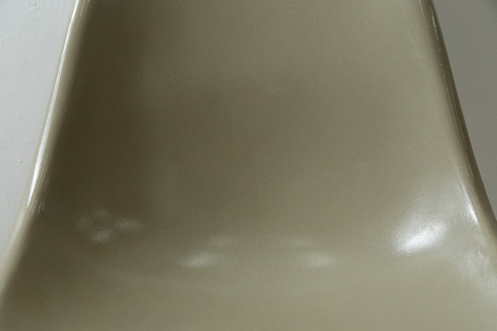 アメリカヴィンテージ　1959年から1989年　Hermanmiller(ハーマンミラー社)　Charles & Ray Eames(チャールズ&レイ・イームズ)　シンプルで洗練されたフォルムがおしゃれなファイバーグラスサイドシェルチェア　(R-080721)