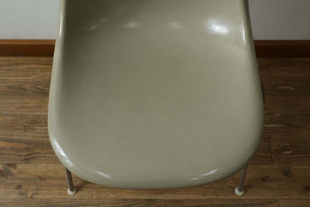 アメリカヴィンテージ　1959年から1989年　Hermanmiller(ハーマンミラー社)　Charles & Ray Eames(チャールズ&レイ・イームズ)　シンプルで洗練されたフォルムがおしゃれなファイバーグラスサイドシェルチェア　(R-080721)