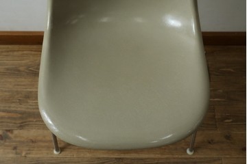 アメリカヴィンテージ　1959年から1989年　Hermanmiller(ハーマンミラー社)　Charles & Ray Eames(チャールズ&レイ・イームズ)　シンプルで洗練されたフォルムがおしゃれなファイバーグラスサイドシェルチェア　(R-080721)