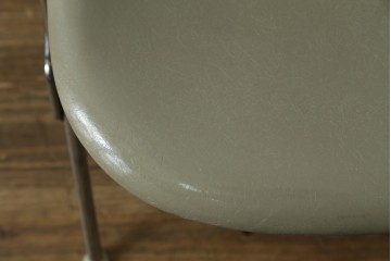 アメリカヴィンテージ　1959年から1989年　Hermanmiller(ハーマンミラー社)　Charles & Ray Eames(チャールズ&レイ・イームズ)　シンプルで洗練されたフォルムがおしゃれなファイバーグラスサイドシェルチェア　(R-080721)