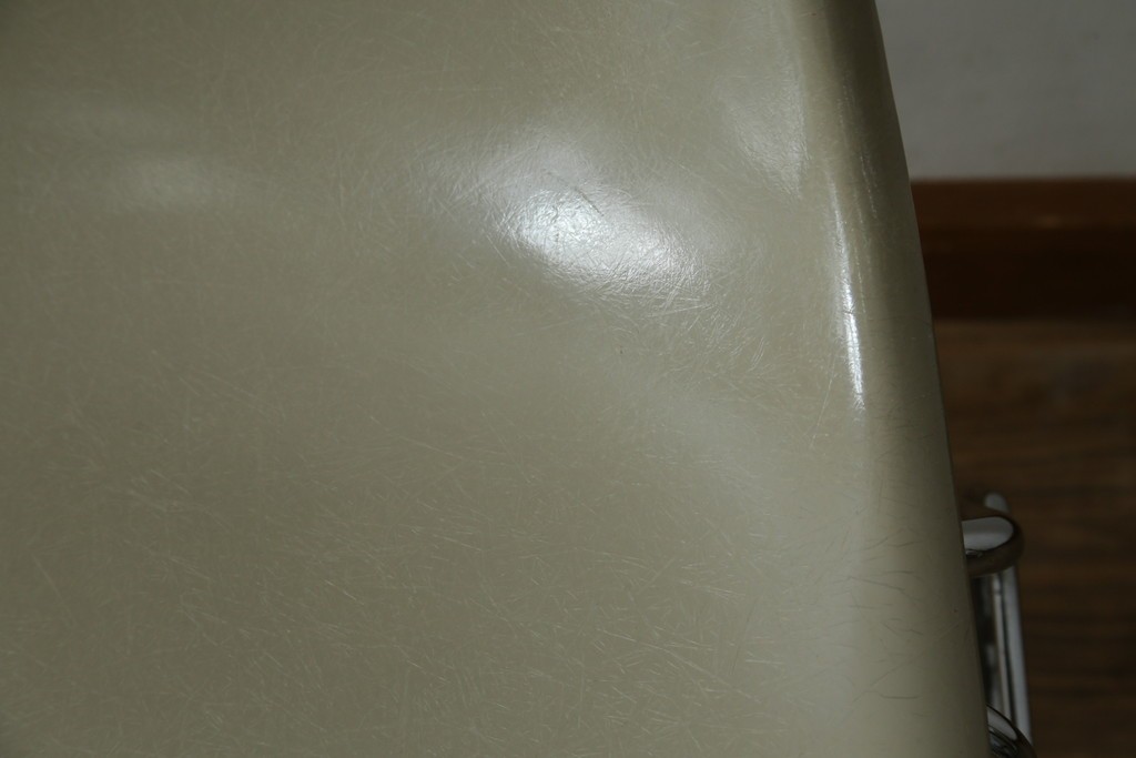 アメリカヴィンテージ　1959年から1989年　Hermanmiller(ハーマンミラー社)　Charles & Ray Eames(チャールズ&レイ・イームズ)　シンプルで洗練されたフォルムがおしゃれなファイバーグラスサイドシェルチェア　(R-080721)