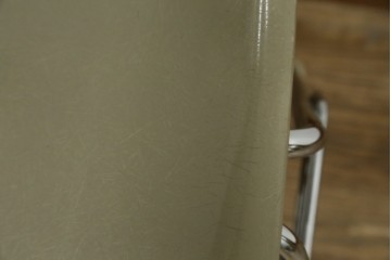 アメリカヴィンテージ　1959年から1989年　Hermanmiller(ハーマンミラー社)　Charles & Ray Eames(チャールズ&レイ・イームズ)　シンプルで洗練されたフォルムがおしゃれなファイバーグラスサイドシェルチェア　(R-080721)