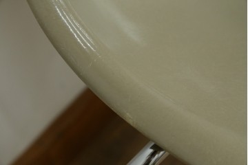 アメリカヴィンテージ　1959年から1989年　Hermanmiller(ハーマンミラー社)　Charles & Ray Eames(チャールズ&レイ・イームズ)　シンプルで洗練されたフォルムがおしゃれなファイバーグラスサイドシェルチェア　(R-080721)