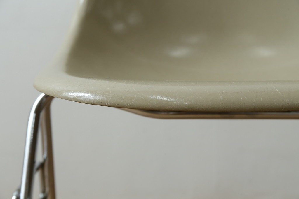 アメリカヴィンテージ　1959年から1989年　Hermanmiller(ハーマンミラー社)　Charles & Ray Eames(チャールズ&レイ・イームズ)　シンプルで洗練されたフォルムがおしゃれなファイバーグラスサイドシェルチェア　(R-080721)