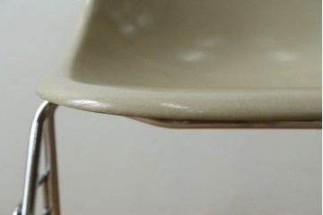アメリカヴィンテージ　1959年から1989年　Hermanmiller(ハーマンミラー社)　Charles & Ray Eames(チャールズ&レイ・イームズ)　シンプルで洗練されたフォルムがおしゃれなファイバーグラスサイドシェルチェア　(R-080721)