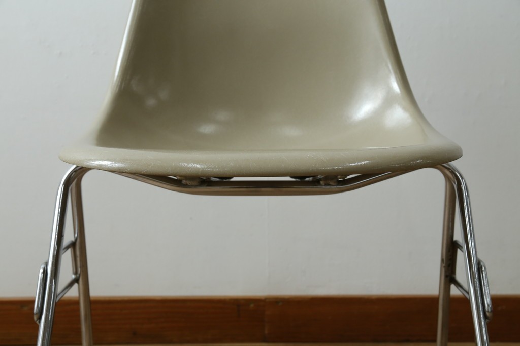 アメリカヴィンテージ　1959年から1989年　Hermanmiller(ハーマンミラー社)　Charles & Ray Eames(チャールズ&レイ・イームズ)　シンプルで洗練されたフォルムがおしゃれなファイバーグラスサイドシェルチェア　(R-080721)