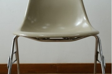 アメリカヴィンテージ　1959年から1989年　Hermanmiller(ハーマンミラー社)　Charles & Ray Eames(チャールズ&レイ・イームズ)　シンプルで洗練されたフォルムがおしゃれなファイバーグラスサイドシェルチェア　(R-080721)