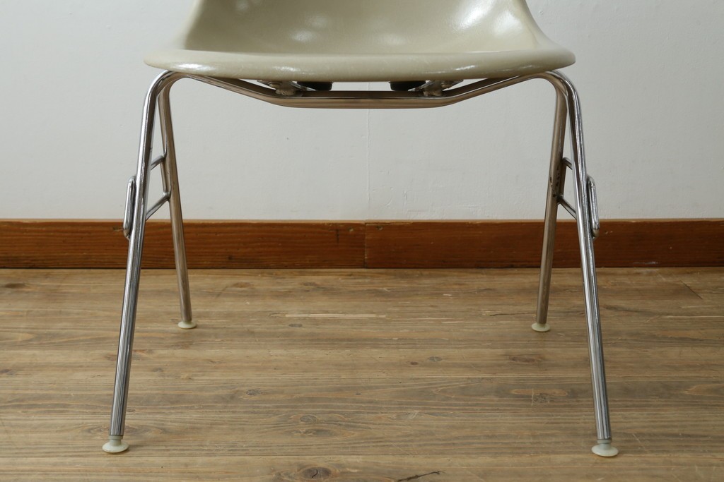 アメリカヴィンテージ　1959年から1989年　Hermanmiller(ハーマンミラー社)　Charles & Ray Eames(チャールズ&レイ・イームズ)　シンプルで洗練されたフォルムがおしゃれなファイバーグラスサイドシェルチェア　(R-080721)