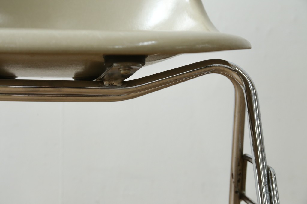 アメリカヴィンテージ　1959年から1989年　Hermanmiller(ハーマンミラー社)　Charles & Ray Eames(チャールズ&レイ・イームズ)　シンプルで洗練されたフォルムがおしゃれなファイバーグラスサイドシェルチェア　(R-080721)