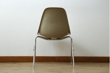 アメリカヴィンテージ　1959年から1989年　Hermanmiller(ハーマンミラー社)　Charles & Ray Eames(チャールズ&レイ・イームズ)　シンプルで洗練されたフォルムがおしゃれなファイバーグラスサイドシェルチェア　(R-080721)