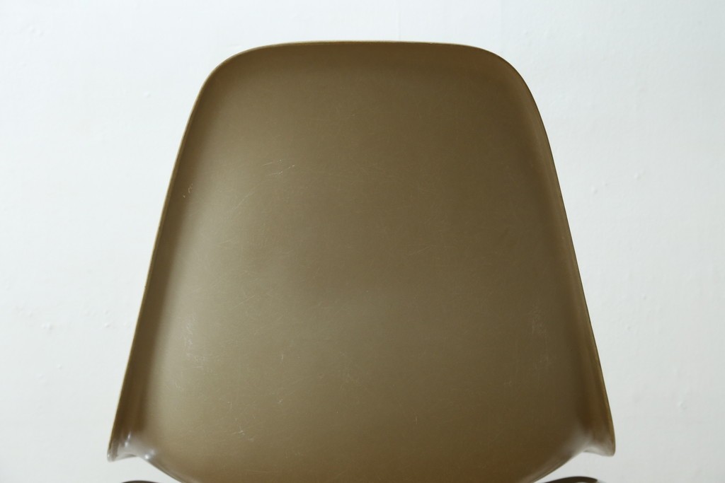 アメリカヴィンテージ　1959年から1989年　Hermanmiller(ハーマンミラー社)　Charles & Ray Eames(チャールズ&レイ・イームズ)　シンプルで洗練されたフォルムがおしゃれなファイバーグラスサイドシェルチェア　(R-080721)