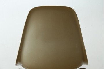 アメリカヴィンテージ　1959年から1989年　Hermanmiller(ハーマンミラー社)　Charles & Ray Eames(チャールズ&レイ・イームズ)　シンプルで洗練されたフォルムがおしゃれなファイバーグラスサイドシェルチェア　(R-080721)