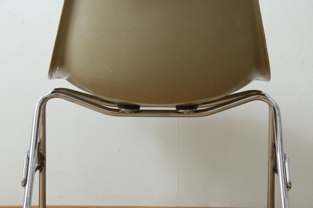 アメリカヴィンテージ　1959年から1989年　Hermanmiller(ハーマンミラー社)　Charles & Ray Eames(チャールズ&レイ・イームズ)　シンプルで洗練されたフォルムがおしゃれなファイバーグラスサイドシェルチェア　(R-080721)