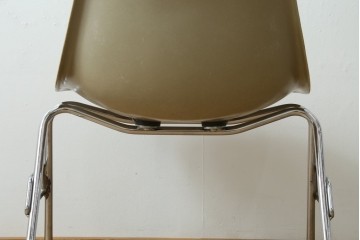 アメリカヴィンテージ　1959年から1989年　Hermanmiller(ハーマンミラー社)　Charles & Ray Eames(チャールズ&レイ・イームズ)　シンプルで洗練されたフォルムがおしゃれなファイバーグラスサイドシェルチェア　(R-080721)