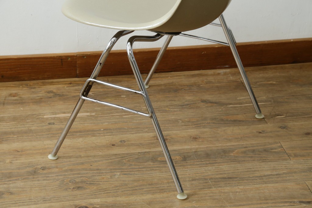 アメリカヴィンテージ　1959年から1989年　Hermanmiller(ハーマンミラー社)　Charles & Ray Eames(チャールズ&レイ・イームズ)　シンプルで洗練されたフォルムがおしゃれなファイバーグラスサイドシェルチェア　(R-080721)