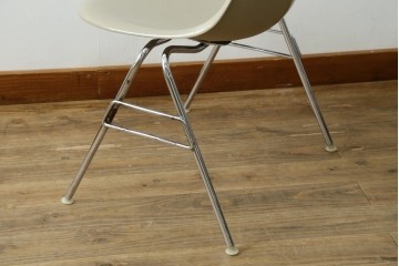 アメリカヴィンテージ　1959年から1989年　Hermanmiller(ハーマンミラー社)　Charles & Ray Eames(チャールズ&レイ・イームズ)　シンプルで洗練されたフォルムがおしゃれなファイバーグラスサイドシェルチェア　(R-080721)