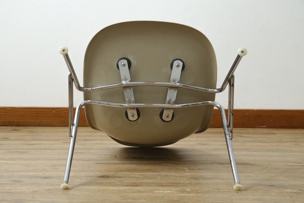 アメリカヴィンテージ　1959年から1989年　Hermanmiller(ハーマンミラー社)　Charles & Ray Eames(チャールズ&レイ・イームズ)　シンプルで洗練されたフォルムがおしゃれなファイバーグラスサイドシェルチェア　(R-080721)