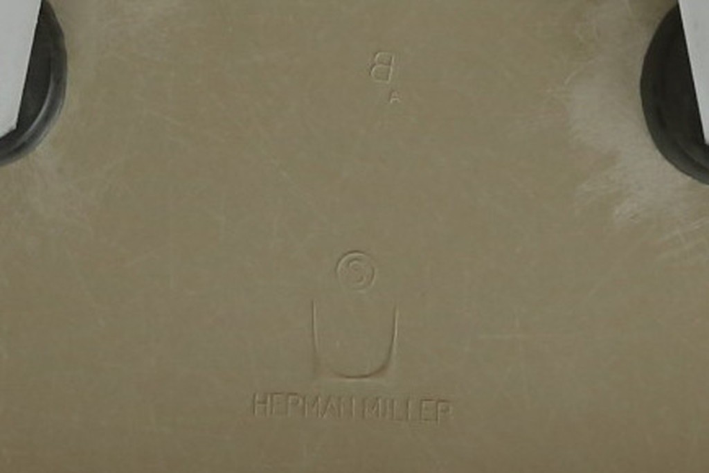 アメリカヴィンテージ　1959年から1989年　Hermanmiller(ハーマンミラー社)　Charles & Ray Eames(チャールズ&レイ・イームズ)　シンプルで洗練されたフォルムがおしゃれなファイバーグラスサイドシェルチェア　(R-080721)