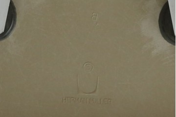 アメリカヴィンテージ　1959年から1989年　Hermanmiller(ハーマンミラー社)　Charles & Ray Eames(チャールズ&レイ・イームズ)　シンプルで洗練されたフォルムがおしゃれなファイバーグラスサイドシェルチェア　(R-080721)