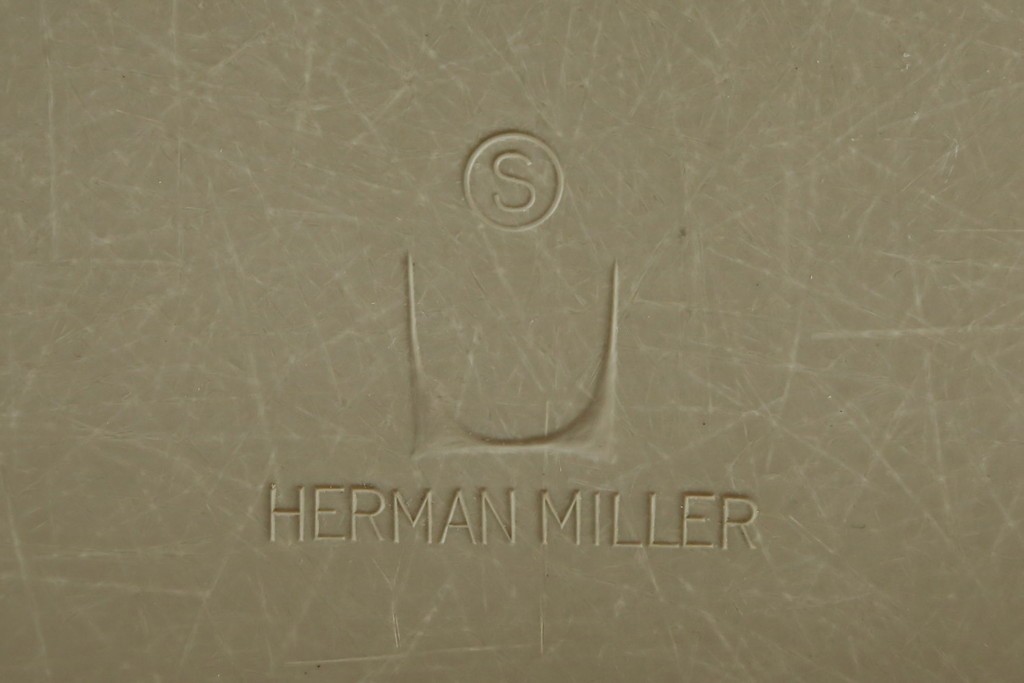 アメリカヴィンテージ　1959年から1989年　Hermanmiller(ハーマンミラー社)　Charles & Ray Eames(チャールズ&レイ・イームズ)　シンプルで洗練されたフォルムがおしゃれなファイバーグラスサイドシェルチェア　(R-080721)