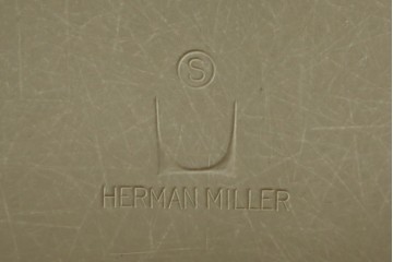 アメリカヴィンテージ　1959年から1989年　Hermanmiller(ハーマンミラー社)　Charles & Ray Eames(チャールズ&レイ・イームズ)　シンプルで洗練されたフォルムがおしゃれなファイバーグラスサイドシェルチェア　(R-080721)