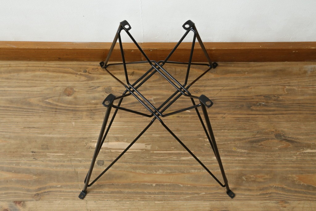 アメリカヴィンテージ　1959年から1989年　Hermanmiller(ハーマンミラー社)　Charles & Ray Eames(チャールズ&レイ・イームズ)　シンプルで洗練されたフォルムがおしゃれなファイバーグラスサイドシェルチェア　(R-080721)
